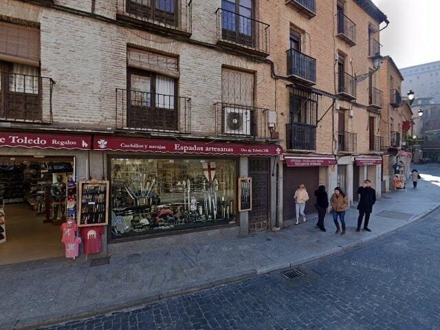 Toledo, walked: scouting the sword row at Real del Arrabal